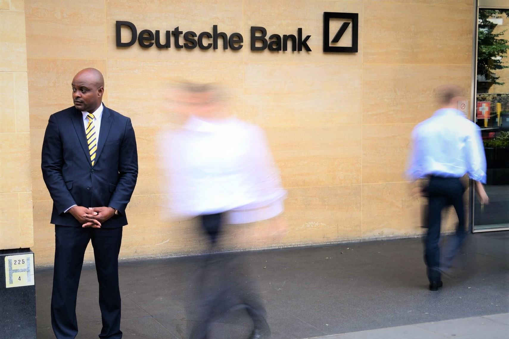 Deutsche Bank - το μεγάλο «ξεπούλημα»: Πώς ο γερμανικός τραπεζικός γίγαντας έγινε ο νέος στόχος των αγορών