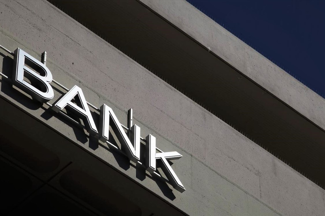 Οι μη συστημικές τράπεζες αντεπιτίθενται σε επιτόκια καταθέσεων και προμήθειες