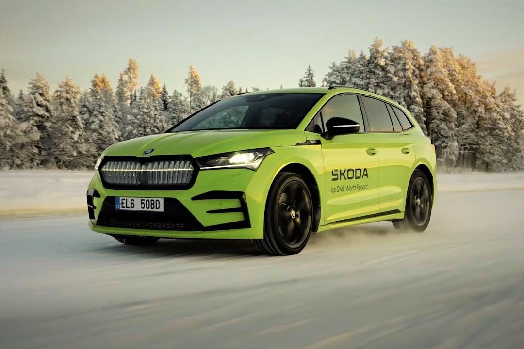 Η Skoda σημείωσε δύο επίσημα παγκόσμια ρεκόρ drift στον πάγο με το Enyaq RS iV SUV