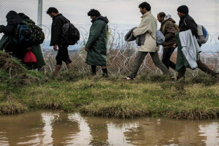 «Πόλεμος» δηλώσεων για τους πρόσφυγες στον Έβρο