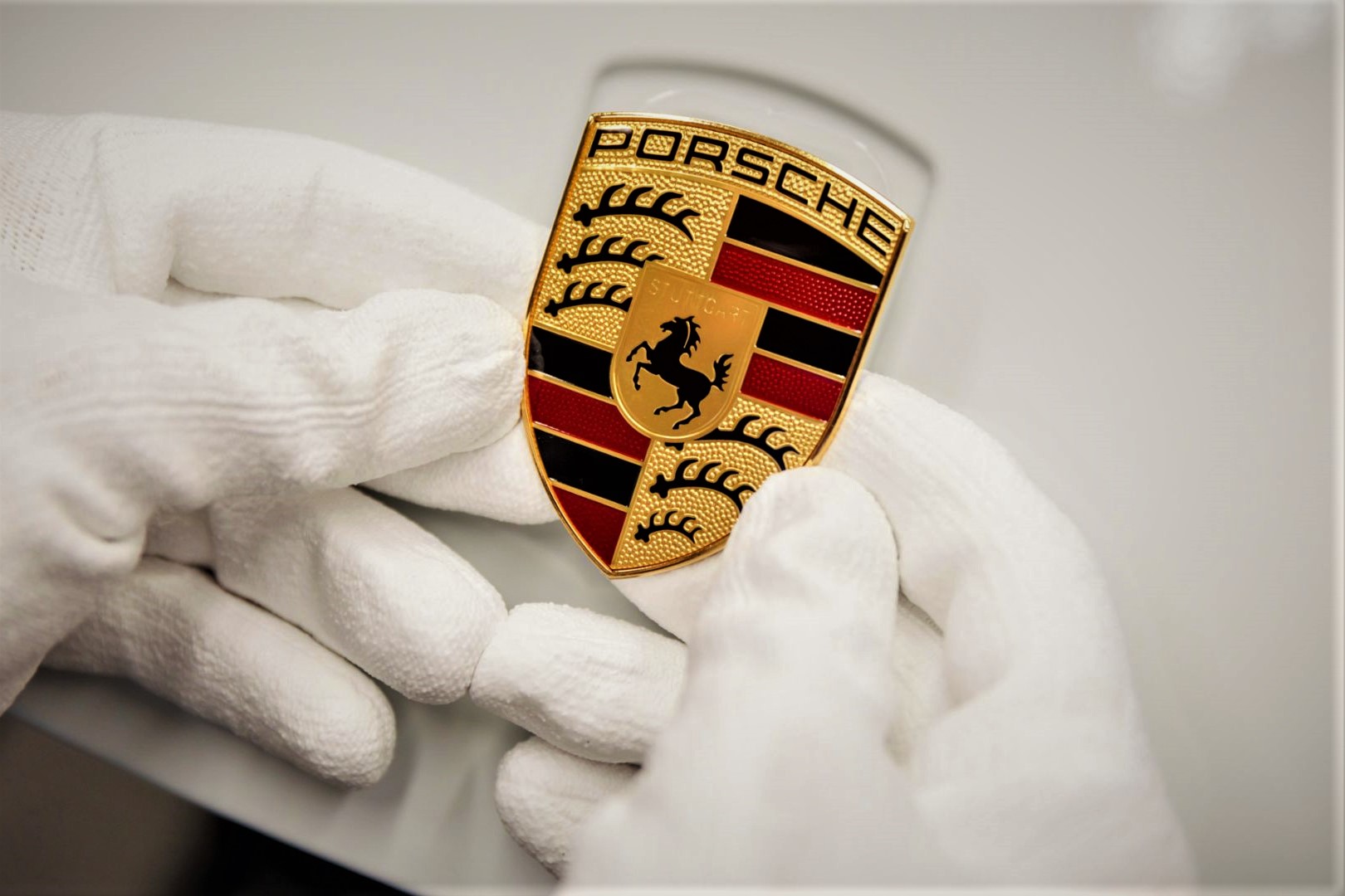 Το σήμα της Porsche αλλάζει: 9 πράγματα που πρέπει να ξέρεις