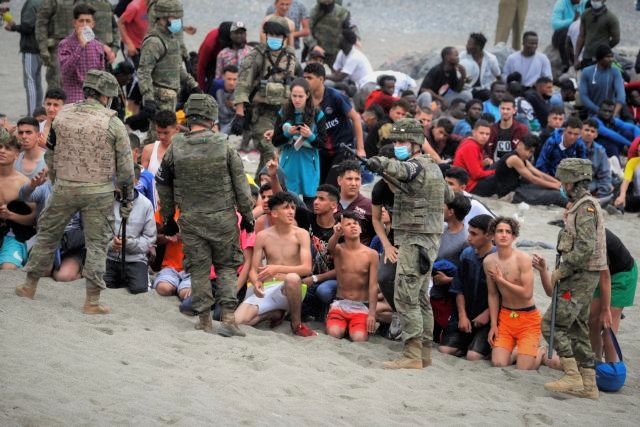 Εικόνες σοκ στα σύνορα Ισπανίας - Μαρόκου: Σωροί από πτώματα και εκατοντάδες τραυματίες μετανάστες 
